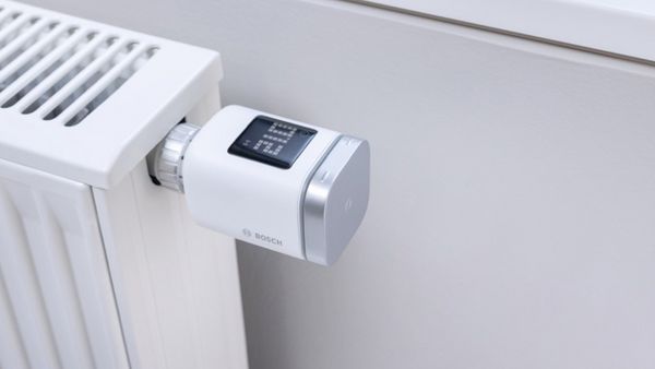 Ein Heizkörper mit einem modernen digitalen Thermostat.
