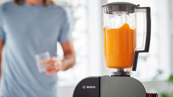 Oranger Smoothie gemixt mit einer Bosch Küchenmaschine mit Mixer.