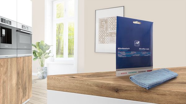 Bosch E-cloth-køkkenpakke på køkkenbordet med et stort vindue med udsigt over haven.