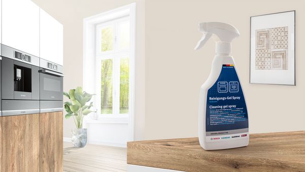 Bosch rengøringsgel som spray på køkkenbordet med et stort vindue med udsigt over haven.