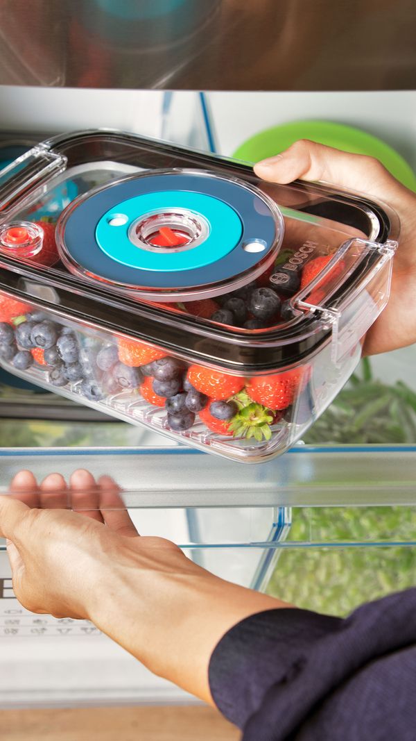 Vakuumforseglet mat som legges inn i kjøleskapet slik at den holder seg fersk lenger.