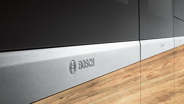 Tesnenie rúry na pečenie Bosch s dreveným nábytkom.