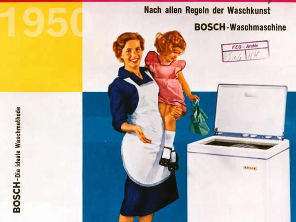 Eine Illustration einer Frau welche ein Kind auf dem Arm hält. Sie steht neben einer offenen Waschmaschine und das Kind lässt ein Kleidungsstück in die Maschine fallen. 