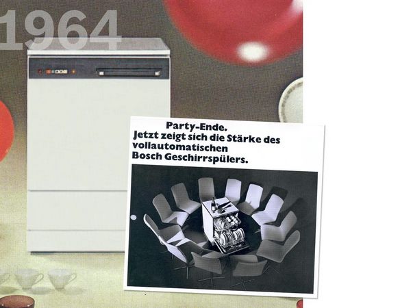 Im hinteren der zwei Bilder ist ein Geschirrspüler aus dem Jahr 1964 zu sehen. Im vorderen Bild ist eine offene und gefüllte Spülmaschine zu sehen, um die ein Kreis aus 12 Stühlen steht.