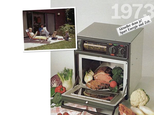 Im Hintergrund ist ein Bild aus dem Jahr 1973 mit einem offenen Kompakt-Backofen in dem ein Braten sowie Gemüse zu sehen sind. Im Vordergrund ist ein Bild zu sehen, auf dem eine Familie ihre Zeit im Garten genießt. 