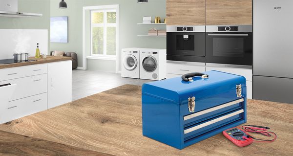Modern fehér konyha a Bosch otthoni javítási szolgáltatását bemutató laptoppal 