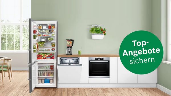 Helle Küchenzeile mit prall gefülltem Kühlschrank und rechts im Bild angeordnetem Icon mit Schriftzug "Top-Angebote sichern".
