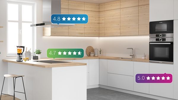 Eine helle Küche mit eingeblendeten Sternchen-Bewertungen der einzelnen Küchengeräten.