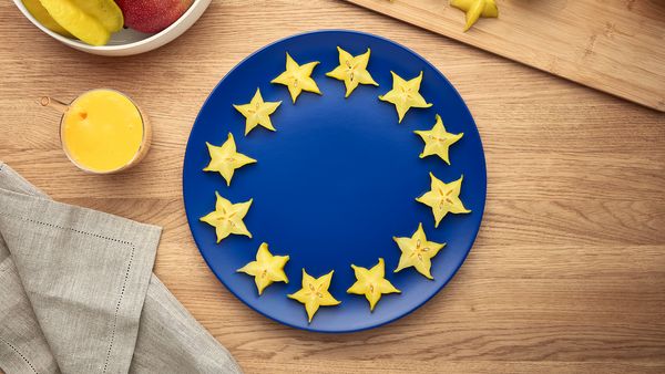 Des tranches de carambole placées sur une assiette bleue pour imiter le drapeau européen.