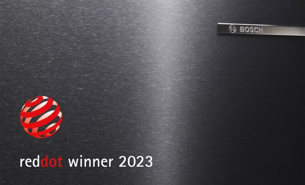 Nahansicht des Edelstahlmaterials der Kühlschranktür mit Bosch Markenclip und Etikett „Red Dot Design Award Winner 2020“.