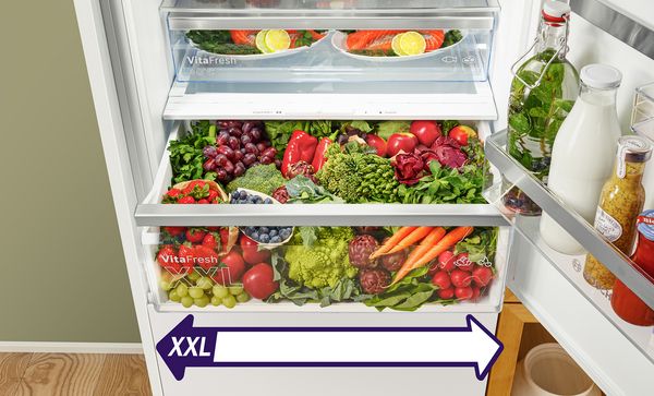 Vedere de sus a sertarului VitaFresh XXL deschis. Sertarul este umplut cu o gamă variată de fructe şi legume proaspete.