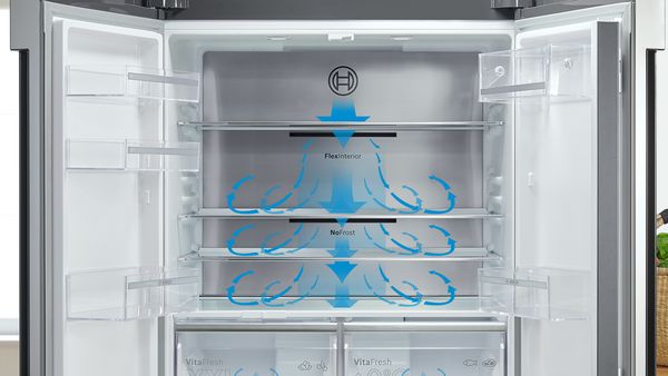 Blauwe pijltjes laten zien hoe de lucht door een lege koelkast circuleert.