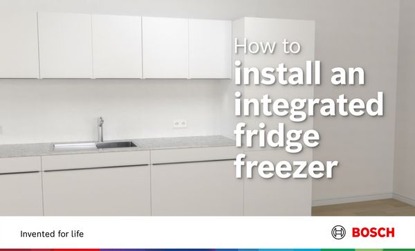 Fehér beépített konyha beépíthető XXL hűtőszekrénnyel és Bosch logóval.