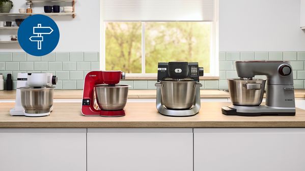 Von links nach rechts: Küchenmaschine Serie 2, Küchenmaschine Serie 4, Serie 6 und Serie 8 auf einer Küchenarbeitsplatte.