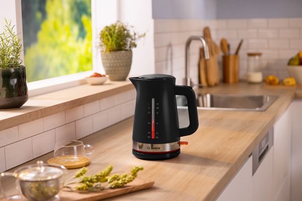 Bollitore elettrico sul ripiano di una cucina