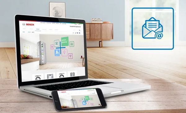 Laptop i smartfon wyświetlają stronę internetową serwisu AGD firmy Bosch, zlokalizowaną w nowoczesnym, stylowym salonie.