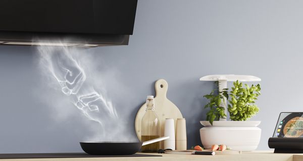 Le raccordement entre les hottes inclinées et les tables de cuisson à induction est symbolisé par un poing contre poing de vapeur.