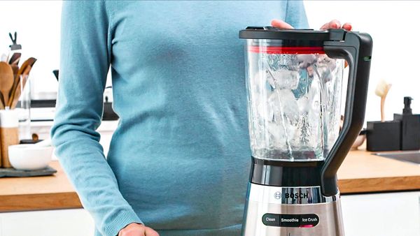 Making crushed ice with the Bosch Blender VitaPower Series 4.