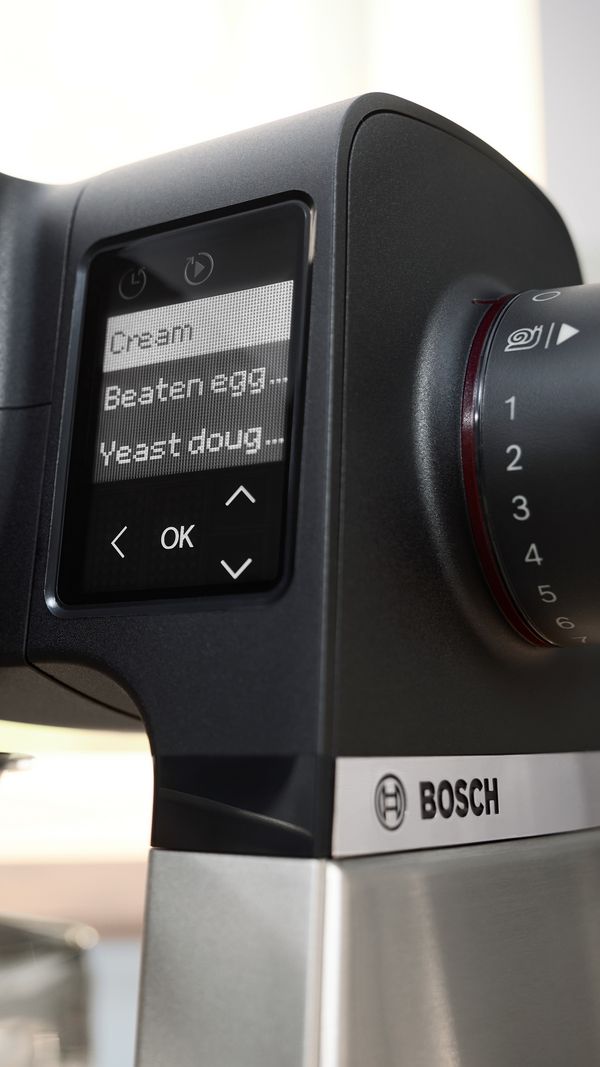 Close-up van het digitale display van Serie 6, dat "Room, Geklopt ei, Gistdeeg" toont.