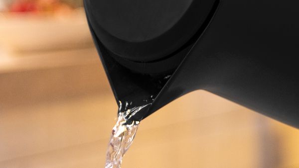 Acqua versata da un bollitore elettrico 