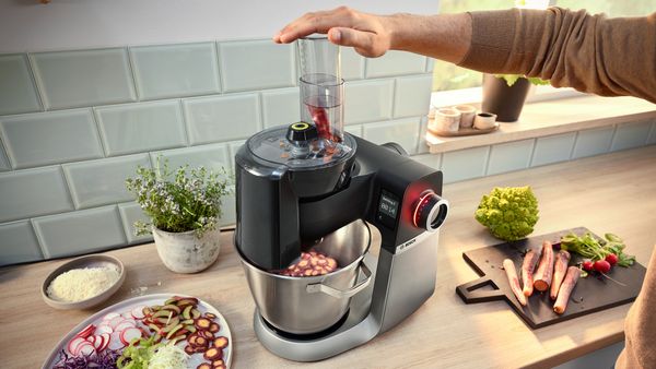 Cucina contatore con miscelatore stand bianco, attaccamento pasta maker e pasta gialla. 