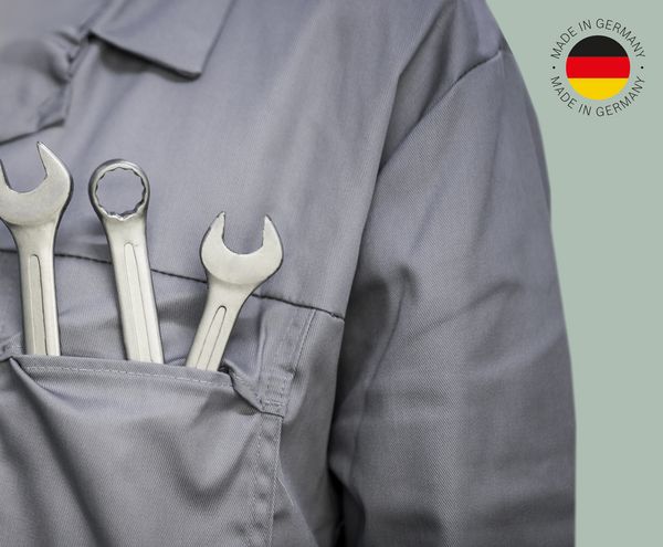 Handwerkerkittel mit Werkzeug in der Brusttasche; Made in Germany-Logo