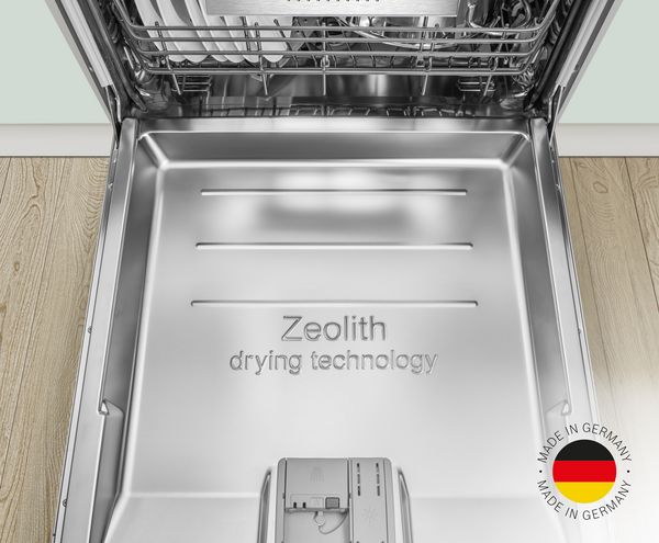 Geöffneter Bosch Geschirrspüler; auf der Tür-Innenseite steht Zeolith drying technology;; Logo Made in Germany