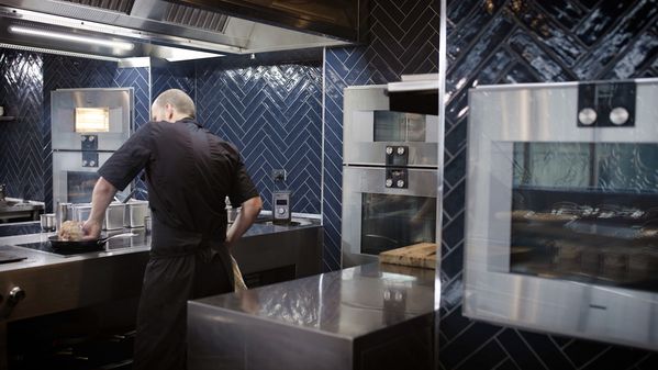 Simon Levy cooking on Gaggenau appliances in his Bar and Bistro, Hali 