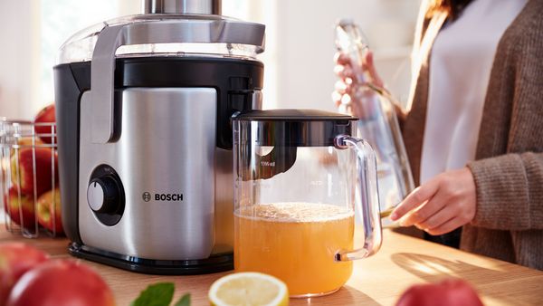 Bosch VitaJuice mərkəzdənqaçma şirəçəkən portağal suyu hazırlayır.