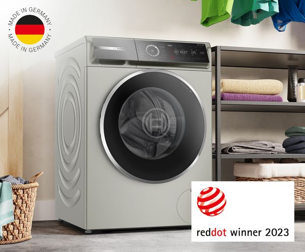 Bosch Serie 8 Waschmaschine in Badezimmer; Made in Germany-Logo; RedDot Award 2023-Siegel
