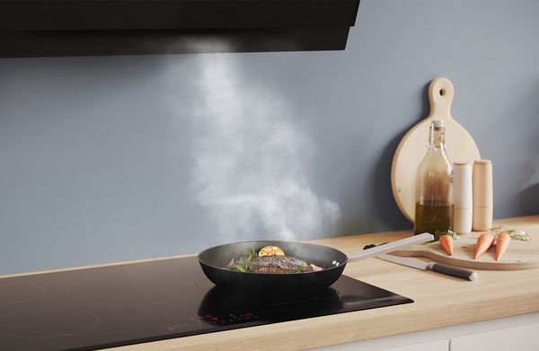 平底鍋中的蒸氣被抽入煮食爐上方的抽油煙機中。