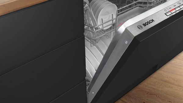 Halb offener Geschirrsp&uuml;ler.