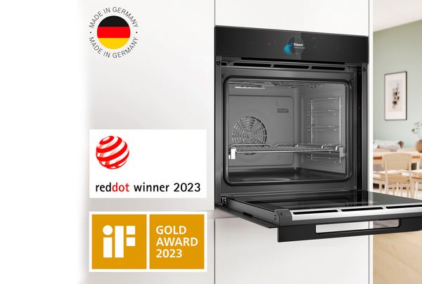 Ein offen stehender Einbaubackofen mit Logos zur Auszeichnungen bezüglich Made in Germany, reddot winner 2023 (Red Dot Design Award) und Gold Award 2023 (iF Design Award)