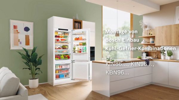 Gesamtansicht eines Essbereichs in einer ansprechenden modernen Einbauküche mit geöffnetem XXL-Kühlschrank mit Gefrierfach.
