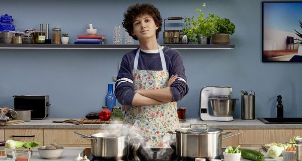 El vídeo muestra electrodomésticos Bosch que ofrecen soluciones para una vida sana en el hogar; por ejemplo una mujer cocinando verduras en su horno de vapor, unos hombres envasando alimentos al vacío y aspirando el suelo, un bebé gateando.