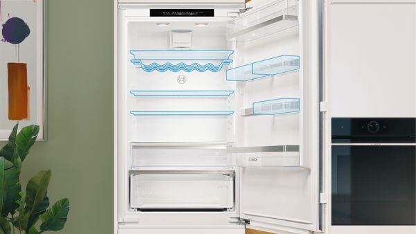 Der Innenraum eines XXL Kühlschranks zeigt die flexiblen Ablagen.