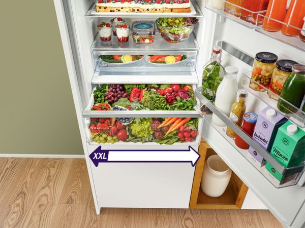 Prijswinnend grote courgette die in een koelkast ligt om aan te tonen dat het een XXL koelkast is.