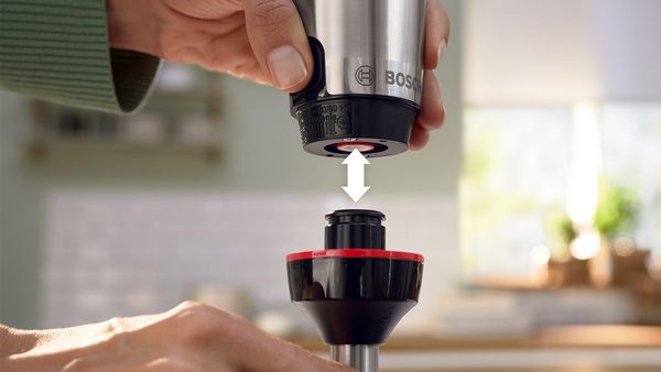 An arrow shows how the two ends of the ceramic connect clutch of the hand blender Ergomaster Series 6 come together.
