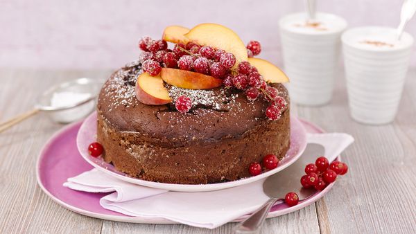 Ein köstlicher Schokoladenkuchen, mit frischem Obst dekoriert. 