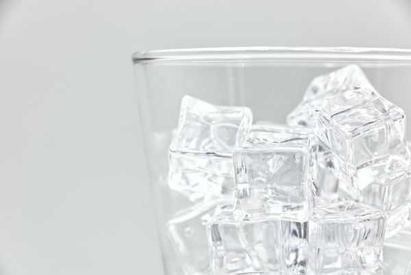 szklanka z kostkami lodu