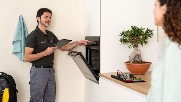 Técnico realizando el mantenimiento de un horno.