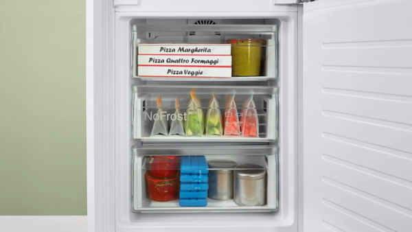 Vista di un congelatore pieno di cibo ben organizzato