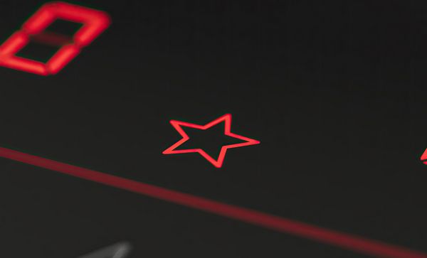 Close-up van het verlichte rode stersymbool van de Favorieten-knop.