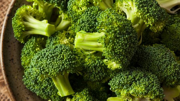 Vista dall’alto di broccoli crudi su un piano di lavoro