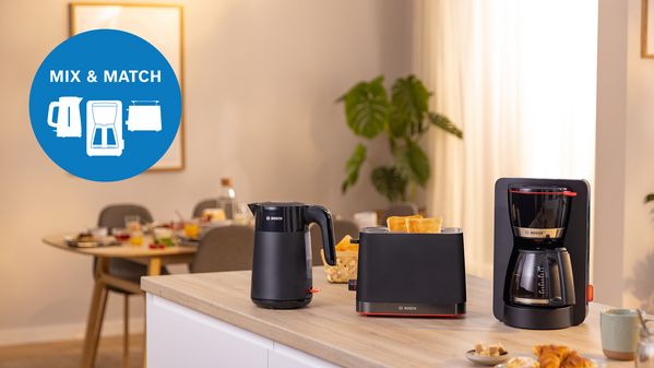 MyMoment kuvalo za vodu, toster i aparat za kafu na kuhinjskoj radnoj površini.
