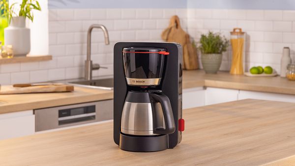 Eine Bosch MyMoment Filterkaffeemaschine mit Thermokanne auf einer Küchenarbeitsplatte.
