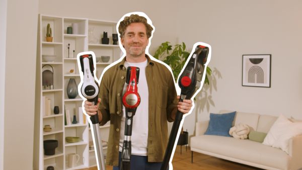 Collage: Eine Person steht in einem Wohnzimmer und hält drei Bosch Unlimited Akku-Staubsauger in der Hand.