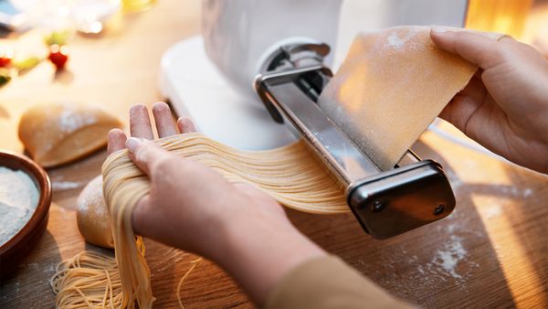 Nudeln werden mit einer Küchenmaschine mit Pastavorsatz selbst hergestellt.