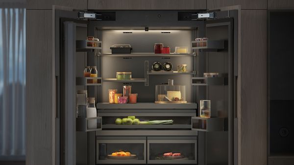 Вид на внутрішню частину нового холодильника Gaggenau LUX з м’яким освітленням і темними матовими поверхнями з нержавіючої сталі