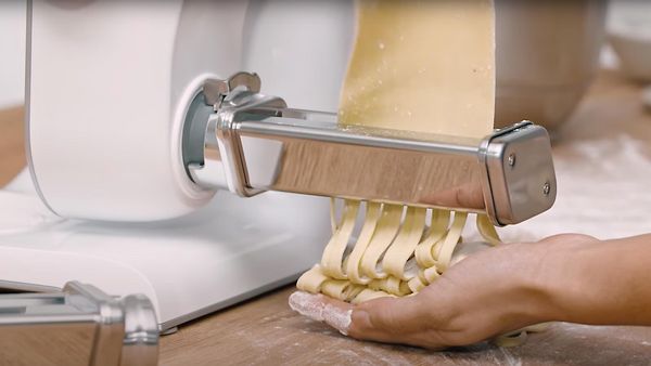 Eine Frau macht Tagliatelle mit dem PastaPassion Set für die Küchenmaschine Serie 4 von Bosch. 